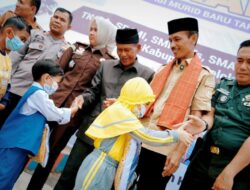 Siswa Kecamatan Pauh Duo Terima Seragam Gratis