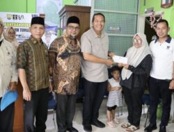 Walikota Yota Balad Serahkan Bantuan Korban Kebakaran di Desa Pauh Timur