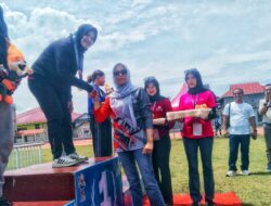Pimpinan DPRD Tanah Datar, Kamrita Kalungkan Medali Emas Kepada Atlet Atletik Tanah Datar