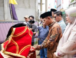 Bupati Solok Dampingi Wakil Gubernur Sumbar Serahkan Bantuan Bedah Rumah untuk Warga Nagari Koto Laweh