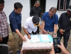 Bupati Solok Serahkan Enam Unit Rumah Huntap Untuk Korban Bencana di Nagari Selayo