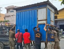 Kedepankan Sikap Humanis, Satpol PP Labuhanbatu Bantu Pedagang Saat Penertiban PKL