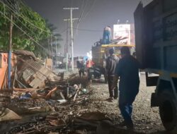 Malam Ini, DLH Labuhanbatu Bersihkan Bekas Bongkaran PKL di Depan Suzuya Mall