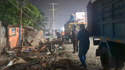 Malam Ini, DLH Labuhanbatu Bersihkan Bekas Bongkaran PKL di Depan Suzuya Mall
