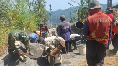 TMMD Sengkuyung Tahap IV Kodim 0714/Salatiga, Wujud Nyata Kemanunggalan TNI dan Rakyat Bangun Jalan di Desa Duren