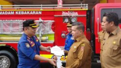 Bupati Agam, Benni Warlis menyerahkan dua armada Damkar dari PT Karja Jaya Mandiri (Kajama) kepada Kepala Satuan Polisi Pamong Praja dan Pemadam Kebakaran Kabupaten Agam, Fauzi, S.STP., MA, Senin (5/10/2026).