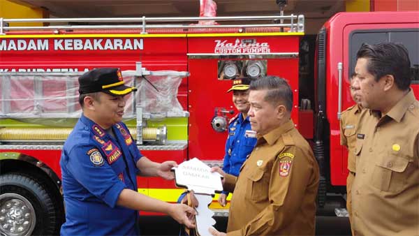 Bupati Agam, Benni Warlis menyerahkan dua armada Damkar dari PT Karja Jaya Mandiri (Kajama) kepada Kepala Satuan Polisi Pamong Praja dan Pemadam Kebakaran Kabupaten Agam, Fauzi, S.STP., MA, Senin (5/10/2026).