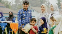 Pemkab Solsel Bagikan Seragam Gratis