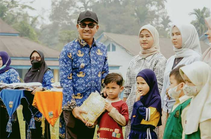 Pemkab Solsel Bagikan Seragam Gratis