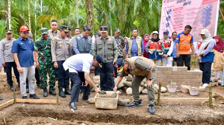 Wakil Bupati Agam, Muhammad Iqbal, dan Sekretaris Utama BNPB, Rustian, saat menghadiri ground breaking pembangunan hunian tetap (huntap) mandiri, di Nagari Salareh Aia, Kecamatan Palembayan, Kamis, 16 April 2026. (Foto : AMC)
