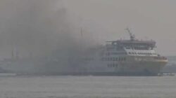 KMP Batumandi terbakar, asap membubung tinggi.