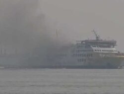 KMP Batumandi Terbakar Saat Hendak Sandar di Pelabuhan Merak, Penumpang Dievakuasi