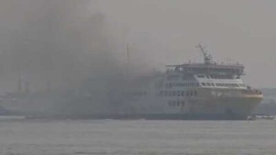 KMP Batumandi terbakar, asap membubung tinggi.