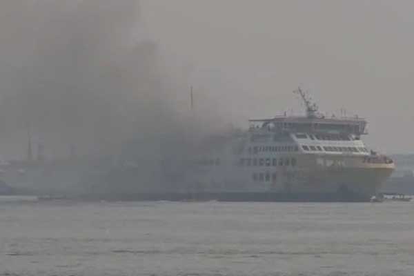 KMP Batumandi terbakar, asap membubung tinggi.