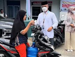 Kabut Asap Mencekam, Perumda Air Minum Padang Turun Bagikan Masker ke Warga
