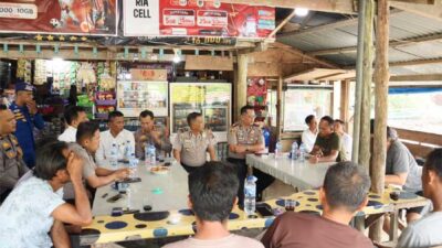 Plt. Kapolres Kepulauan Mentawai AKBP Nendra Madya Tias menampung keluhan Nelayan karena minimnya pasokan BBM bersubsidi.