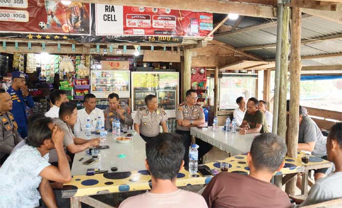 Plt. Kapolres Kepulauan Mentawai AKBP Nendra Madya Tias menampung keluhan Nelayan karena minimnya pasokan BBM bersubsidi.