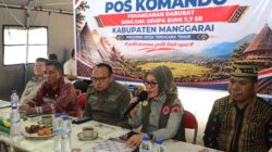 Suasana rapat koordinasi dan monitoring pelayanan publik yang dihadiri Deputi Bidang Logistik dan Peralatan BNPB Dra. Andi Eviana, pimpinan Ombudsman Robert Na Endi Jaweng dan perwakilan pemerintah provinsi Nusa Tenggara Timur, Kabupaten Manggarai dan Manggarai Barat di Pos Komando Tanggap Darurat Bencana Gempa M7,7 Kabupaten Manggarai. Nusa Tenggara Timur, pada Jumat (2/10).