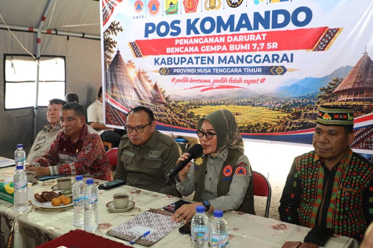 Suasana rapat koordinasi dan monitoring pelayanan publik yang dihadiri Deputi Bidang Logistik dan Peralatan BNPB Dra. Andi Eviana, pimpinan Ombudsman Robert Na Endi Jaweng dan perwakilan pemerintah provinsi Nusa Tenggara Timur, Kabupaten Manggarai dan Manggarai Barat di Pos Komando Tanggap Darurat Bencana Gempa M7,7 Kabupaten Manggarai. Nusa Tenggara Timur, pada Jumat (2/10).