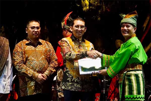 Menteri Kebudayaan, Fadli Zon didampingi Walikota Hendri Arnis di pembukaan FKI XIII_2026 di ISI Padang Panjang.