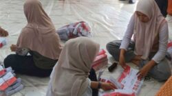 Petugas pilwana Solok Selatan sibuk mempersiapkan logistik pencoblosan.