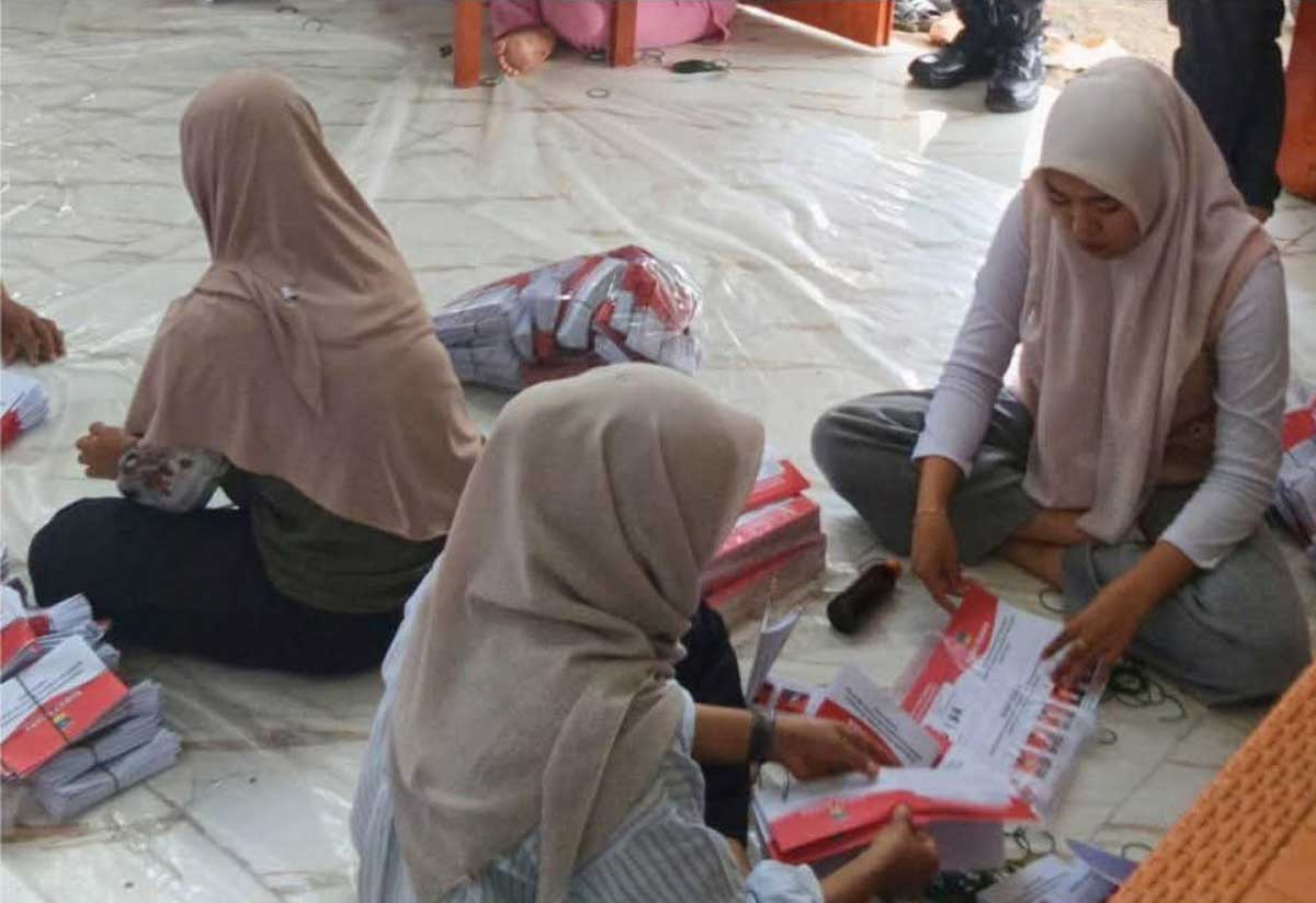 Petugas pilwana Solok Selatan sibuk mempersiapkan logistik pencoblosan.