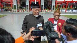 Gubernur Sumbar Mahyeldi saat diwawanarai wartawan usai peringatai Hari Sumpah Pemuda di halaman kantor gubernur,Rabu (28/10/2026).