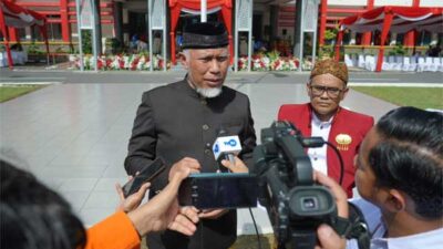 Gubernur Sumbar Mahyeldi saat diwawanarai wartawan usai peringatai Hari Sumpah Pemuda di halaman kantor gubernur,Rabu (28/10/2026).