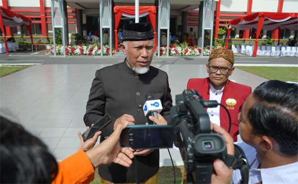 Gubernur Sumbar Mahyeldi saat diwawanarai wartawan usai peringatai Hari Sumpah Pemuda di halaman kantor gubernur,Rabu (28/10/2026).