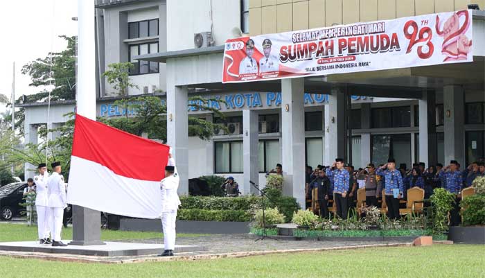 Pengibaran bendara pada peringatan Hari Sumpah Pemuda di Payakumbuh.